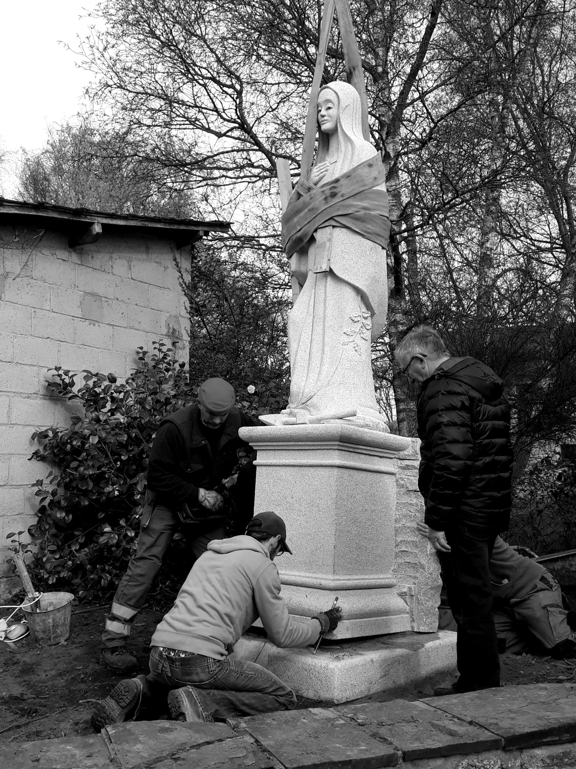 Sculpture monolithe granite Bretagne Notre Dame des Granitiers Lucien Mazé