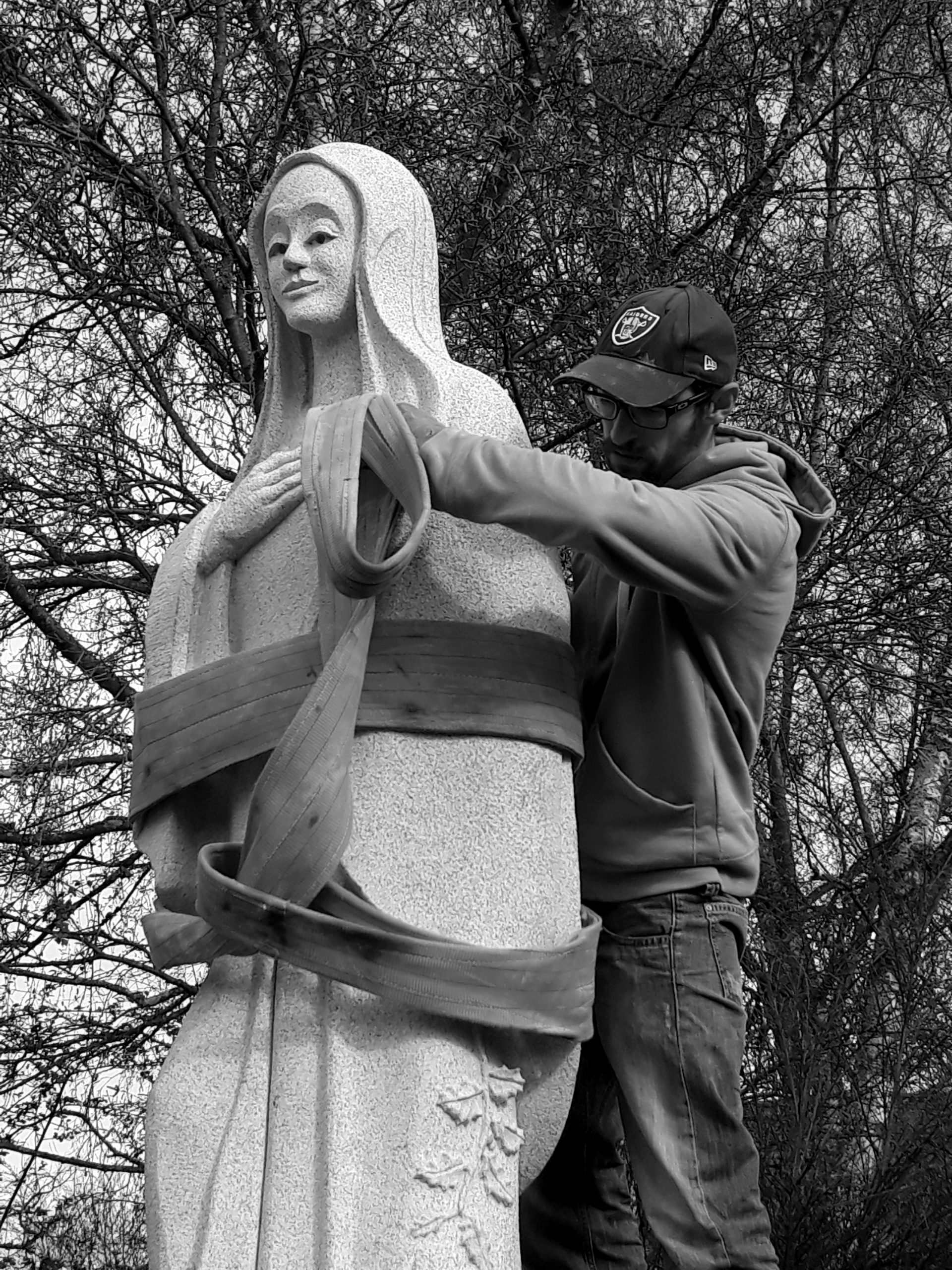 Sculpture monumentale granite Bretagne Notre Dame des Granitiers Lucien Mazé