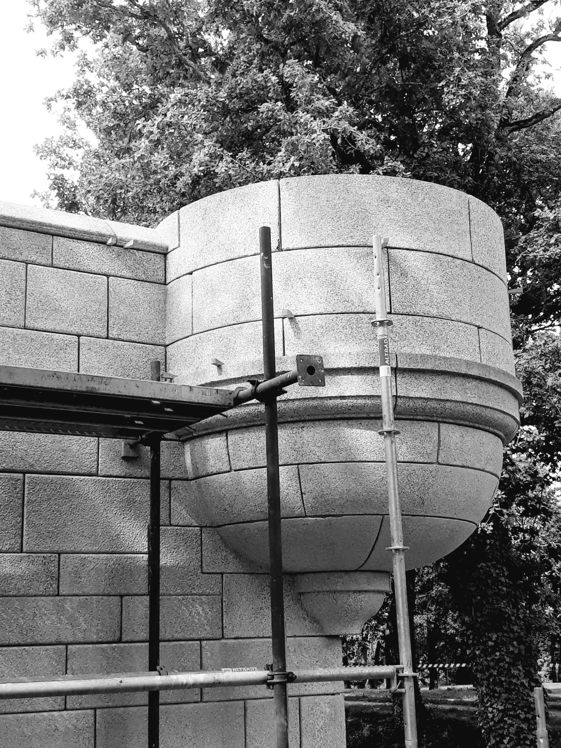 échauguette granite bouchardé bretagne la coudraie taille de pierre Lucien Mazé bouchardé