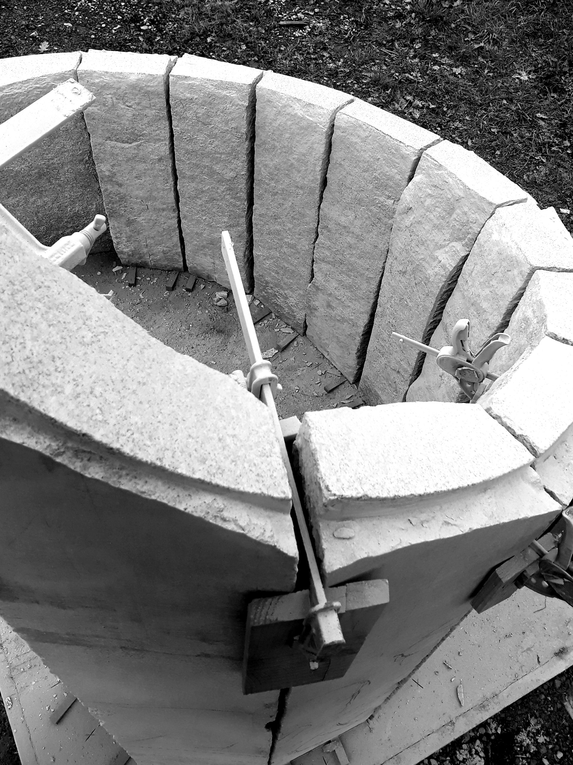 Sculpture granite Bretagne Hommage à St Colomban Lucien Mazé