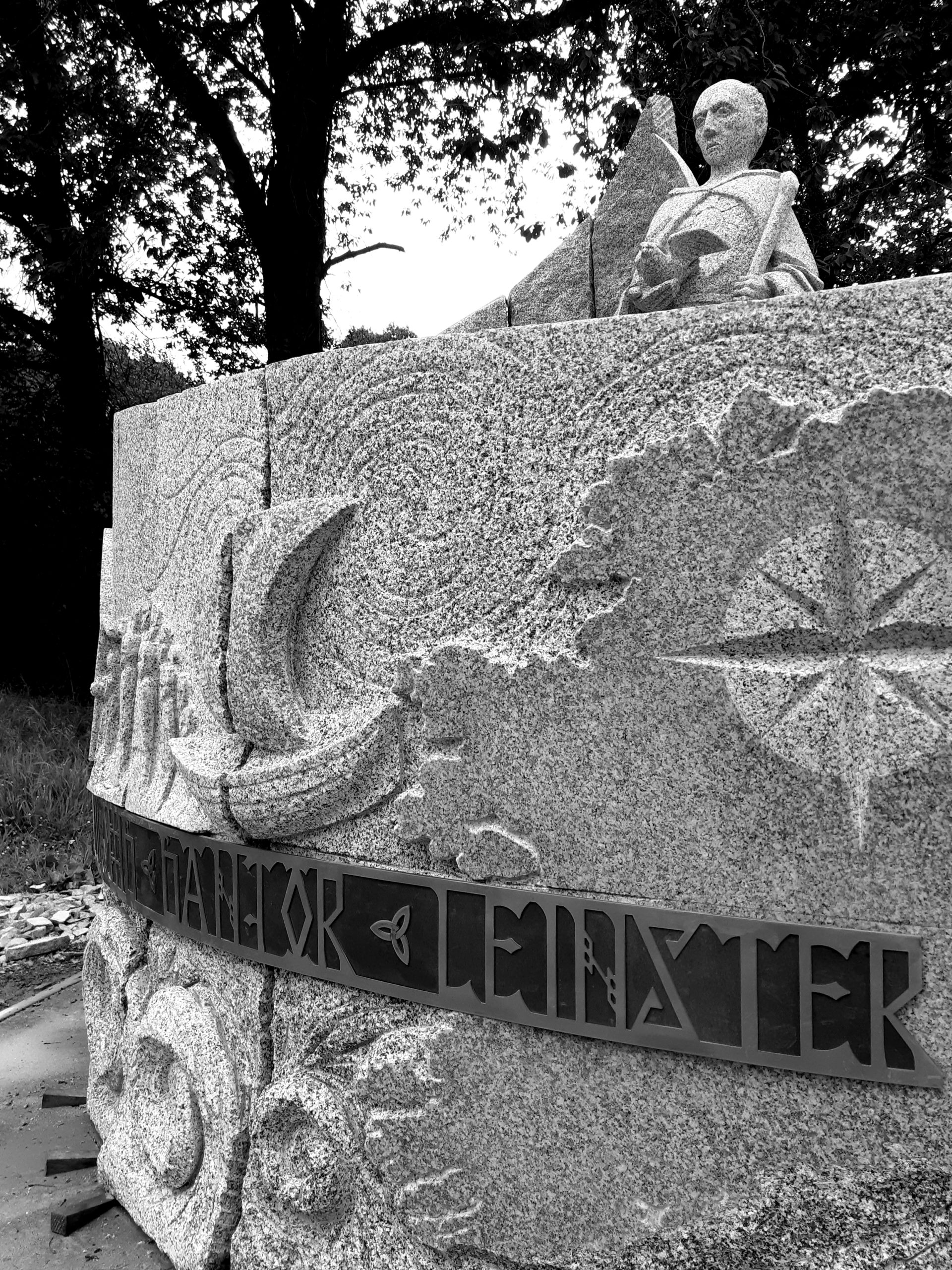 Sculpture celte granite Bretagne Hommage à St Colomban Lucien Mazé