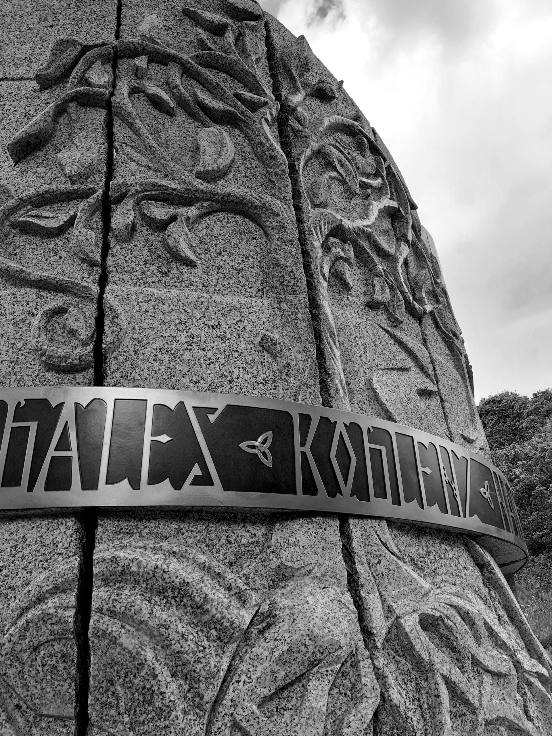 Sculpture celtique granite Bretagne Hommage à St Colomban Lucien Mazé