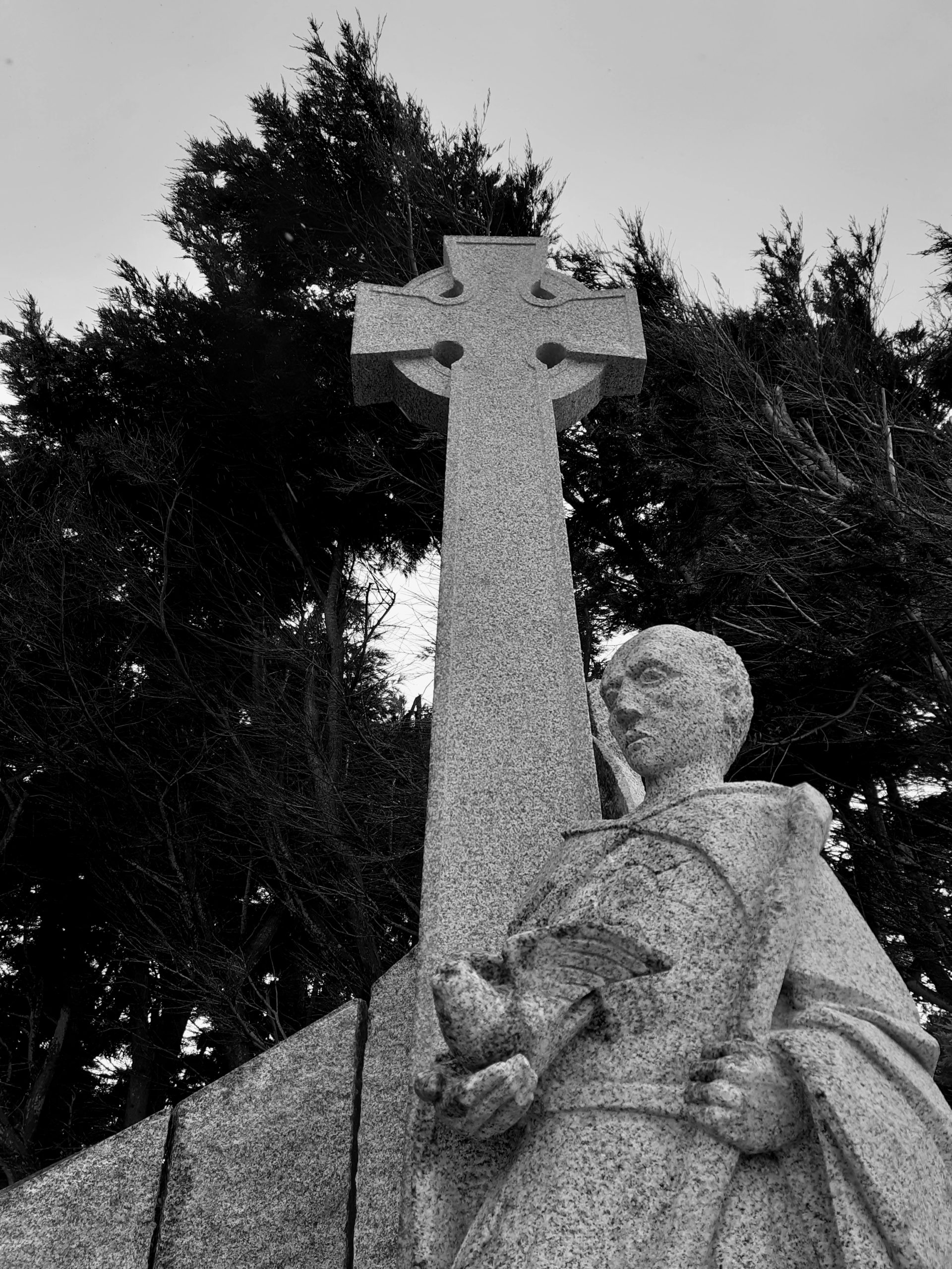 Sculpture croix celtique granite Bretagne St Colomban Lucien Mazé