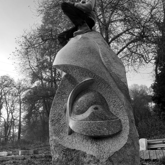 Sculpture Granite Bretagne Monolithe Pompiers de Plancoët Lucien Mazé