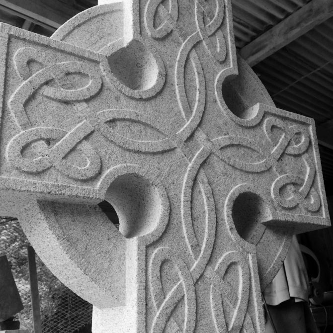 Croix celtique Taille de Pierre Bretagne Lucien Mazé Entrelacs