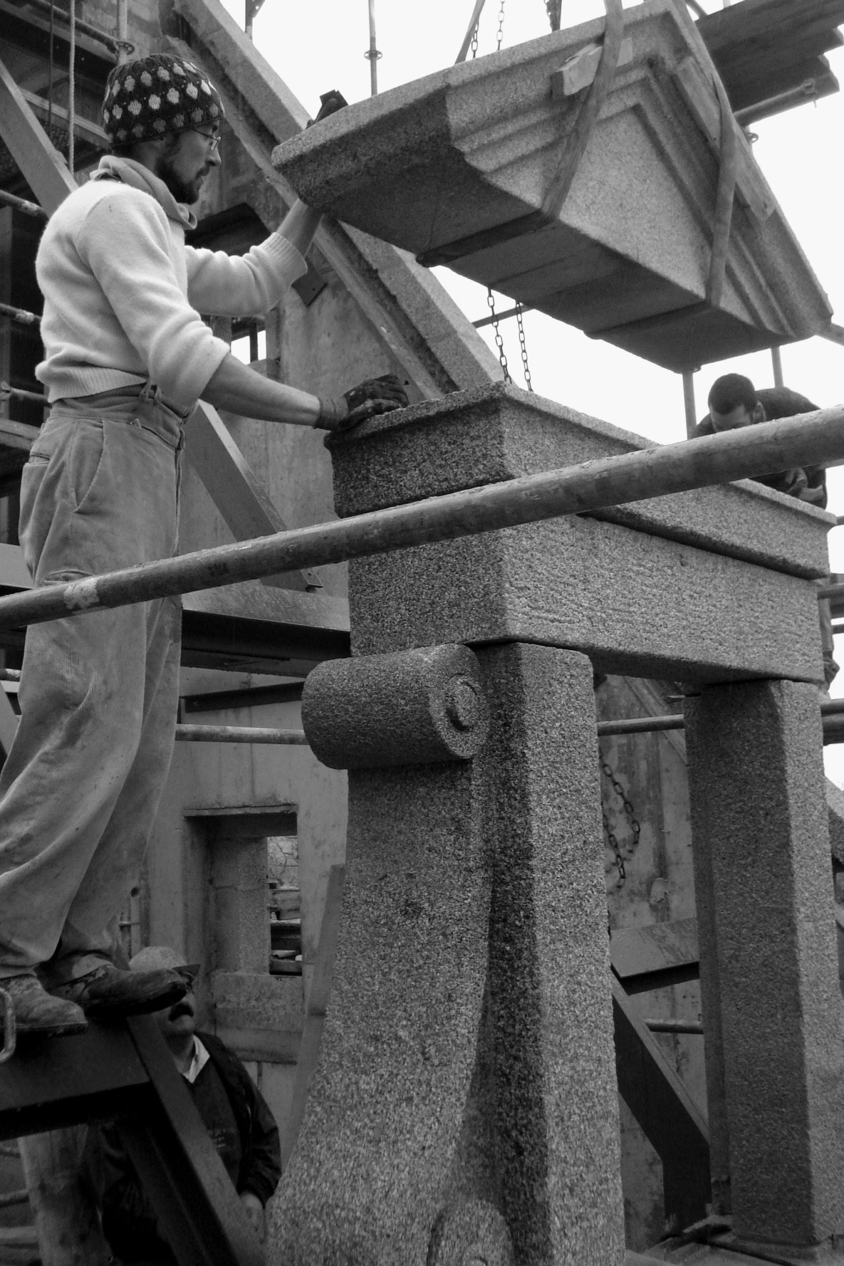 Taille de pierre lucarne granite Lucien Mazé La Coudraie bretagne