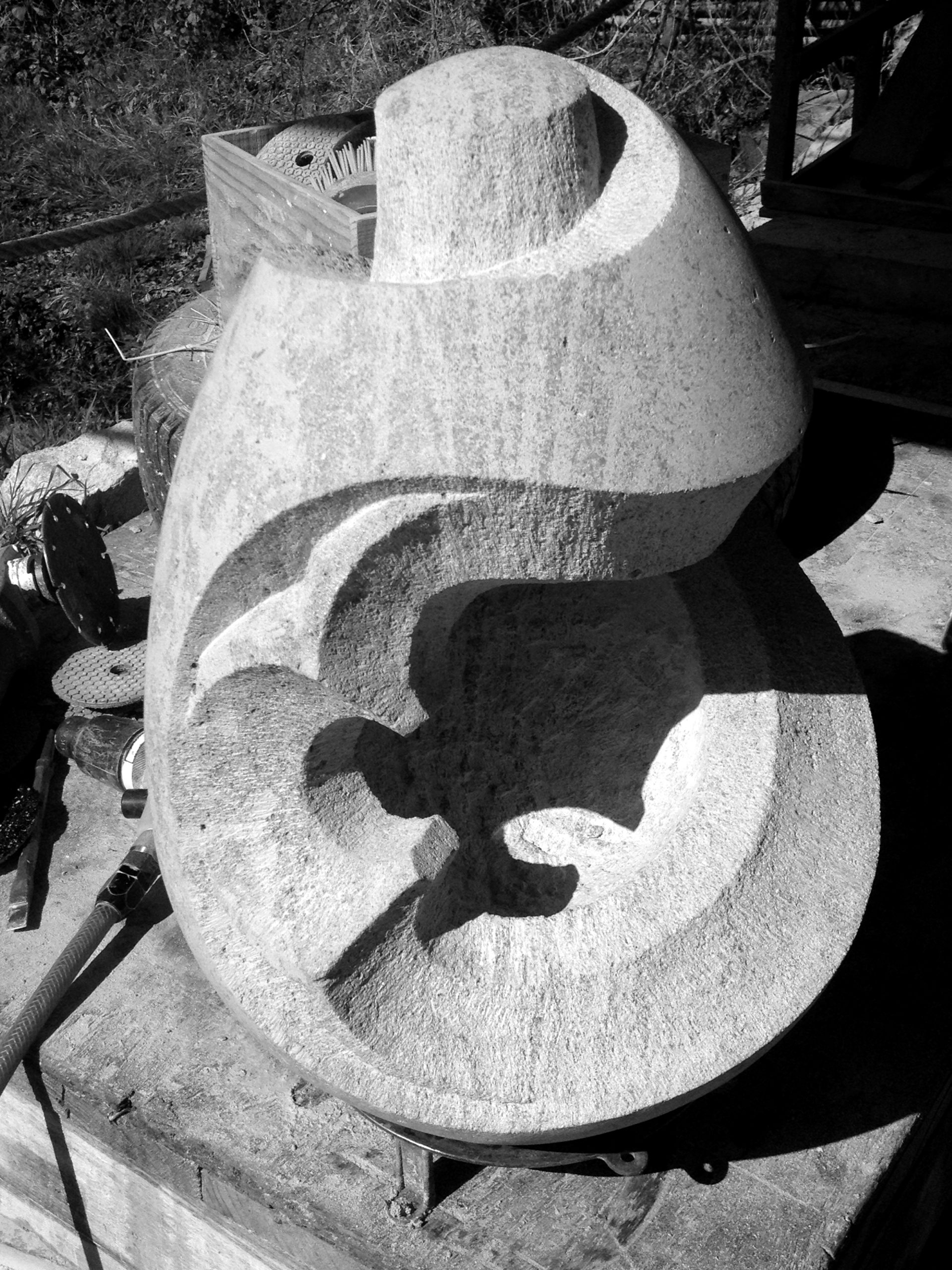 sculpture oeuf pierre bourgogne Lucien Mazé taille de Pierre Bretagne