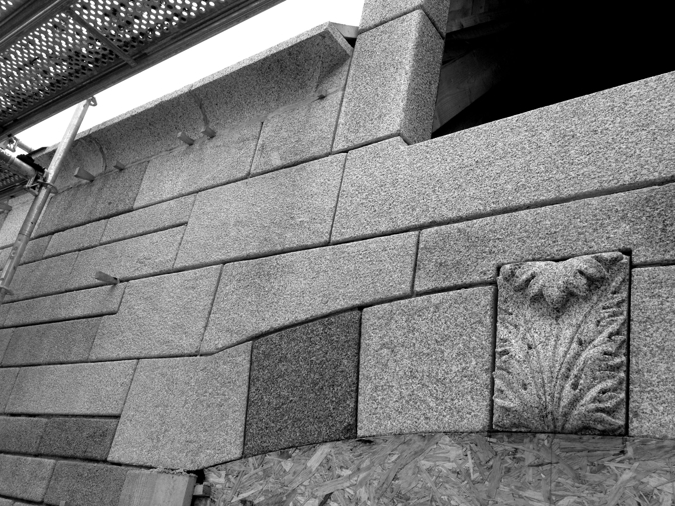 Taille de Pierre granite ornements acanthe La Coudraie Lucien Mazé Bretagne