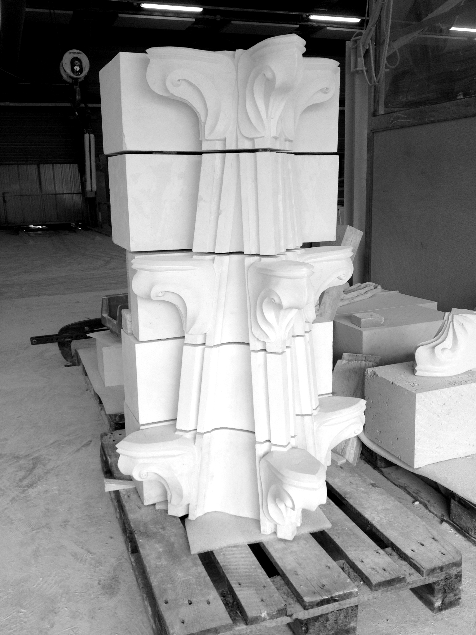 Taille de Pierre fleuron ornements sculpture Lucien Mazé
