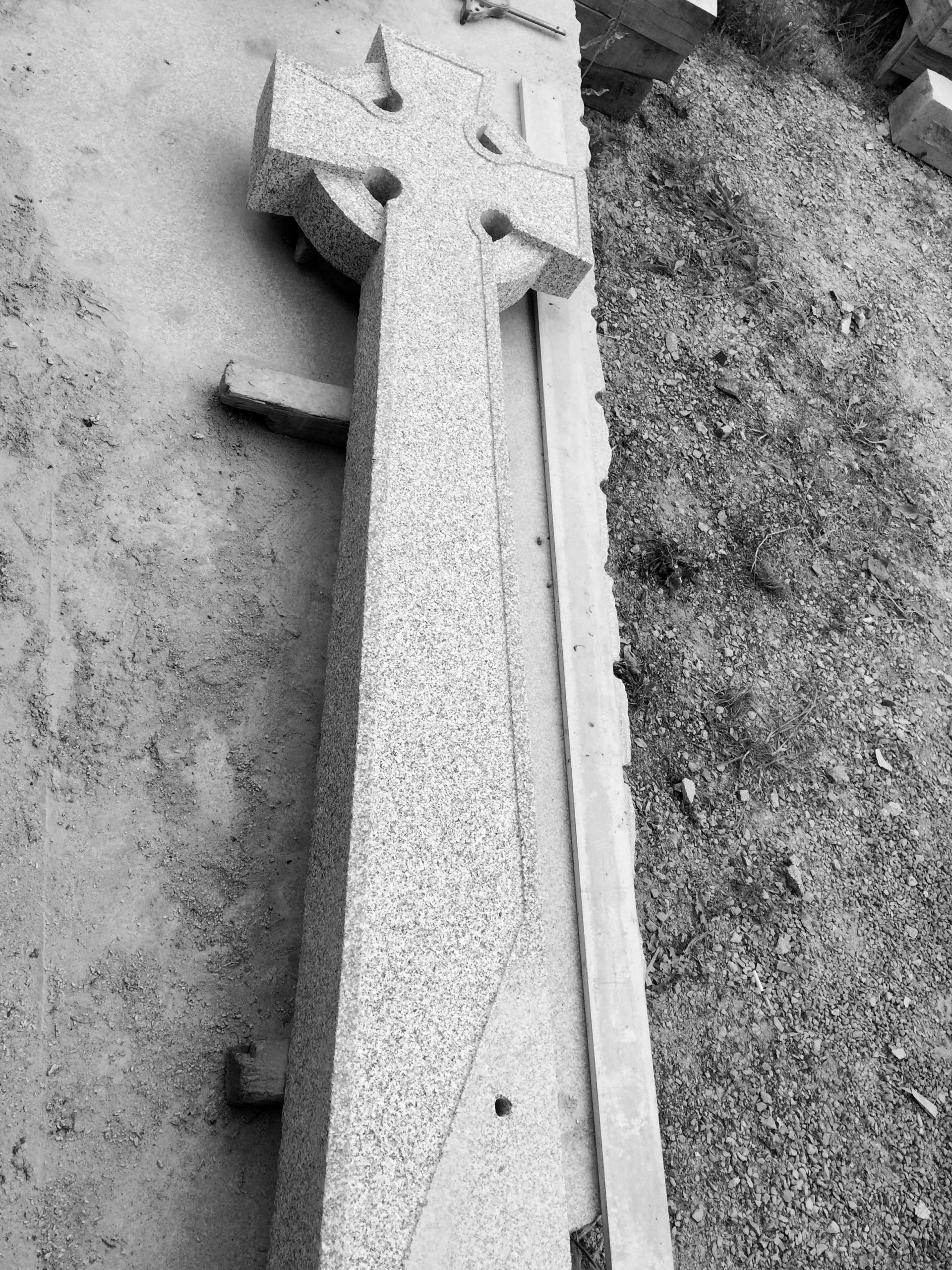Croix celtique granite Bretagne St Colomban Lucien Mazé Sculpture Gravure