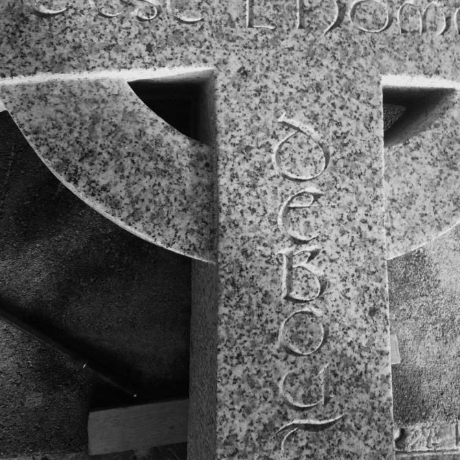 croix celtique Gravure sur pierre Granite Lucien Mazé Taille de Pierre Bretagne