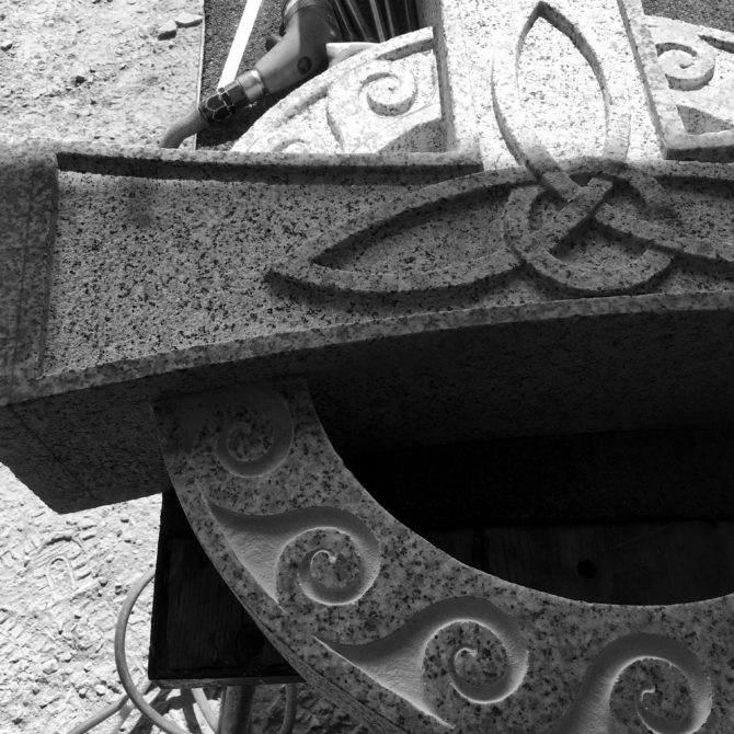 croix celtique Granite Lucien Mazé Taille de Pierre Bretagne Triquetra