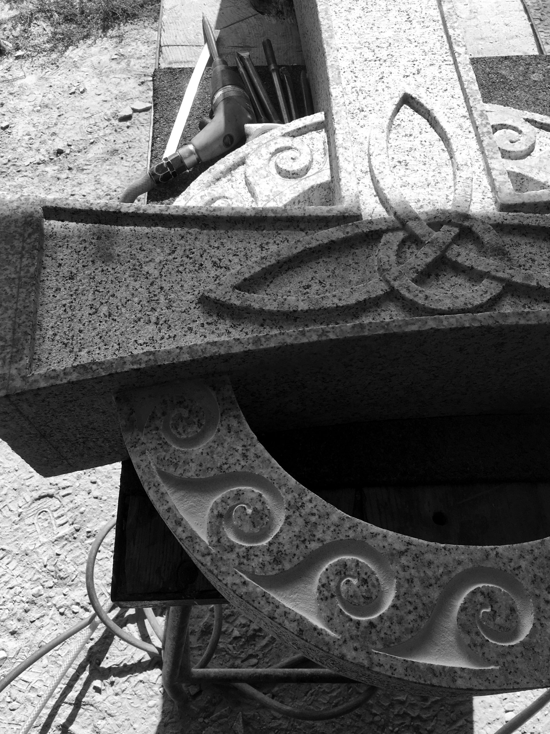 croix celtique Granite Lucien Mazé Taille de Pierre Bretagne Triquetra