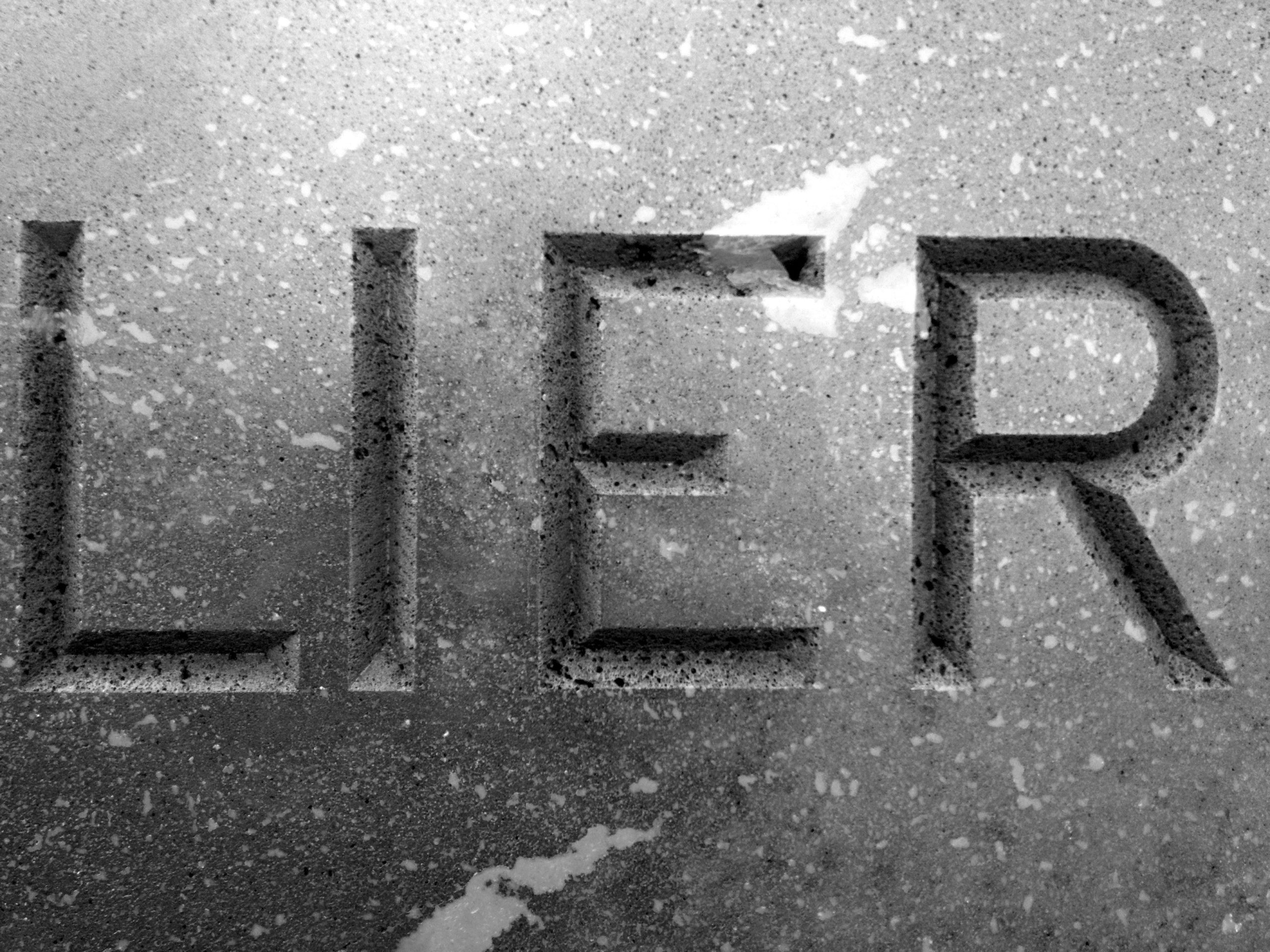 gravure de pierre de lave Lucien Mazé Bretagne