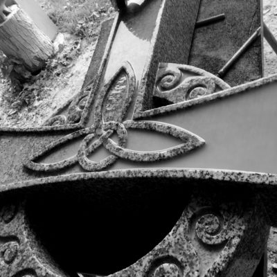 Croix celtique granite entrelacs bretagne lucien Mazé