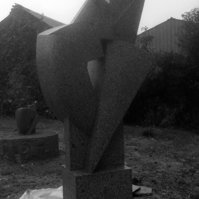 sculpture contemporaine en Granit Breton Lucien Mazé
