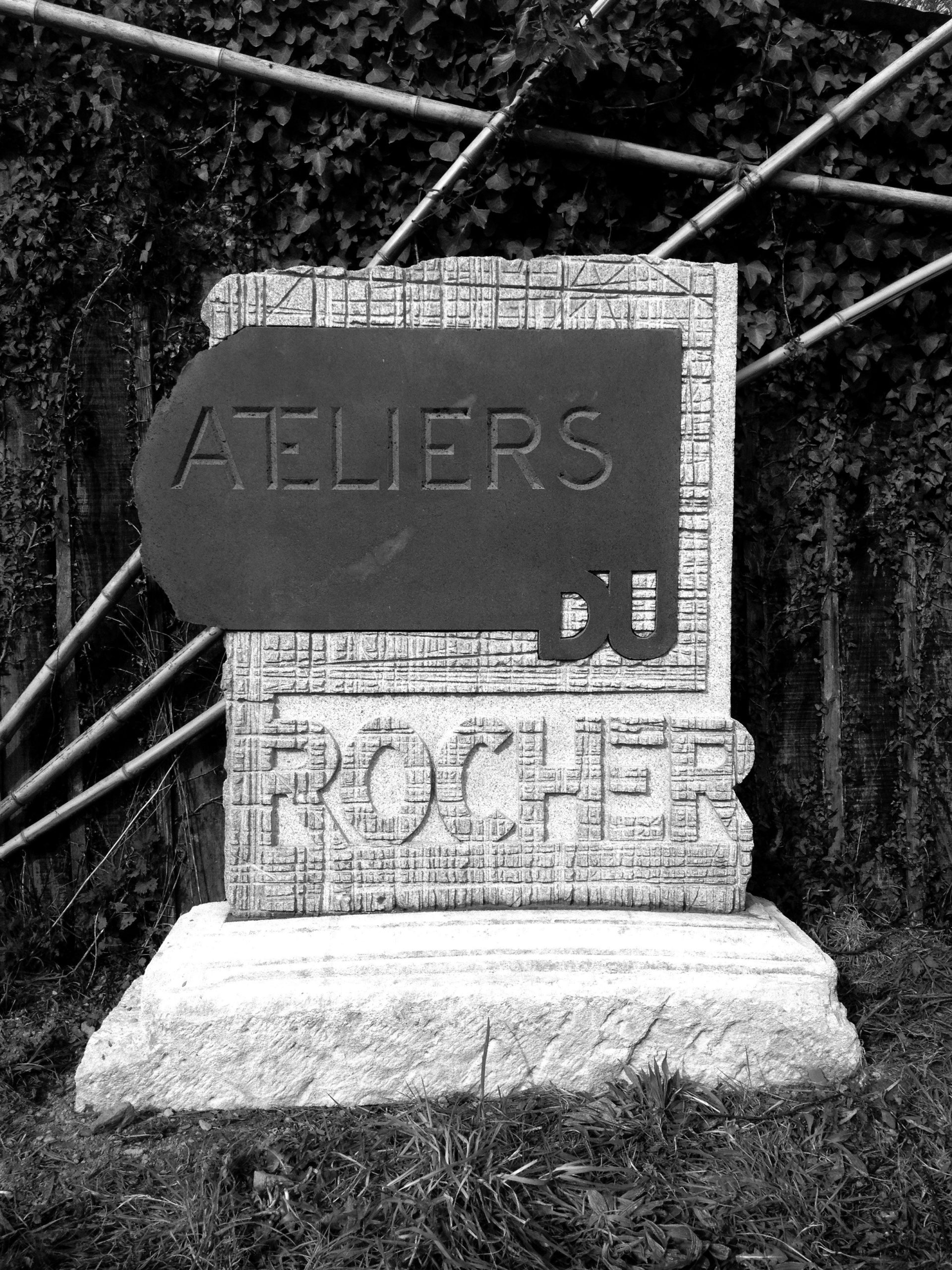 enseigne Ateliers du Rocher gravure sur pierre signalétique