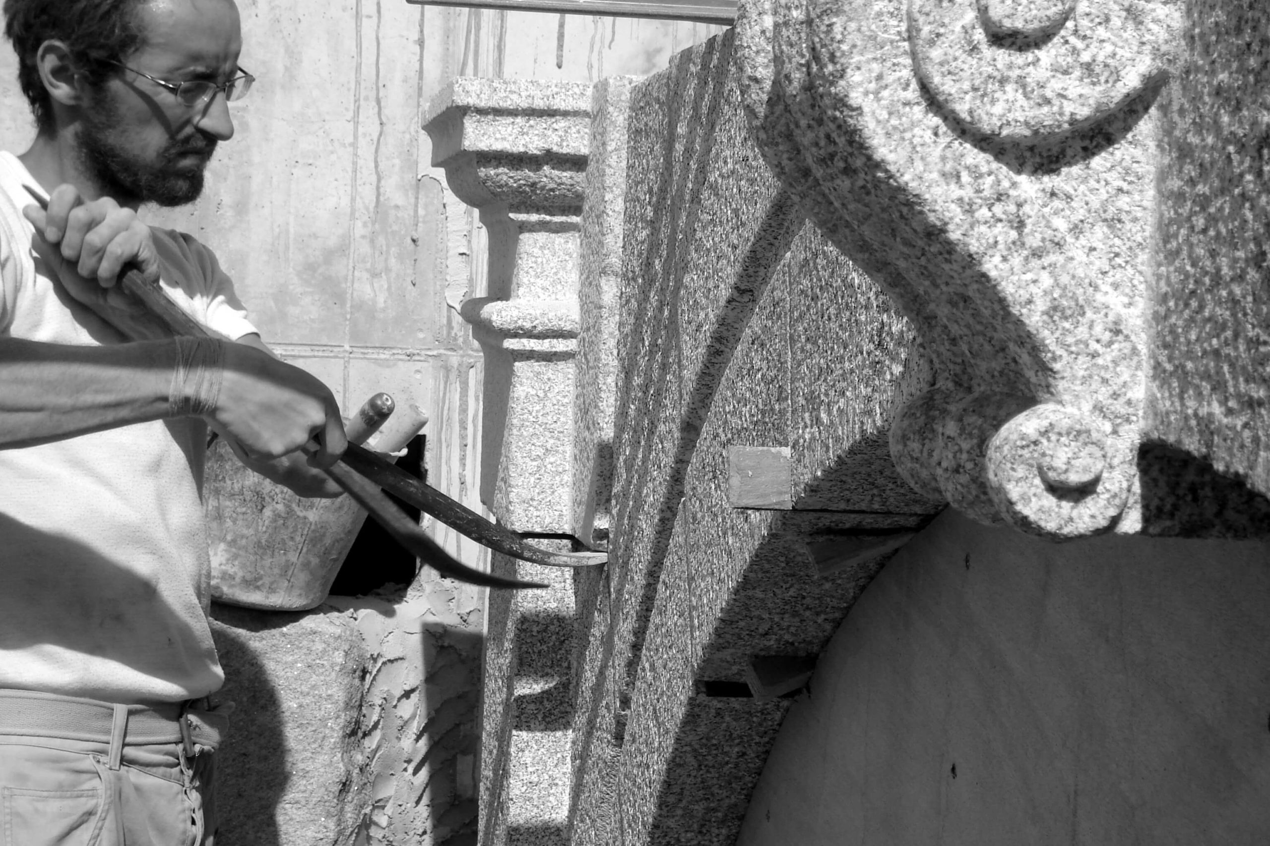 Arcades chapiteau Château de la Coudraie Taille de Pierre granite Breton Lucien Mazé