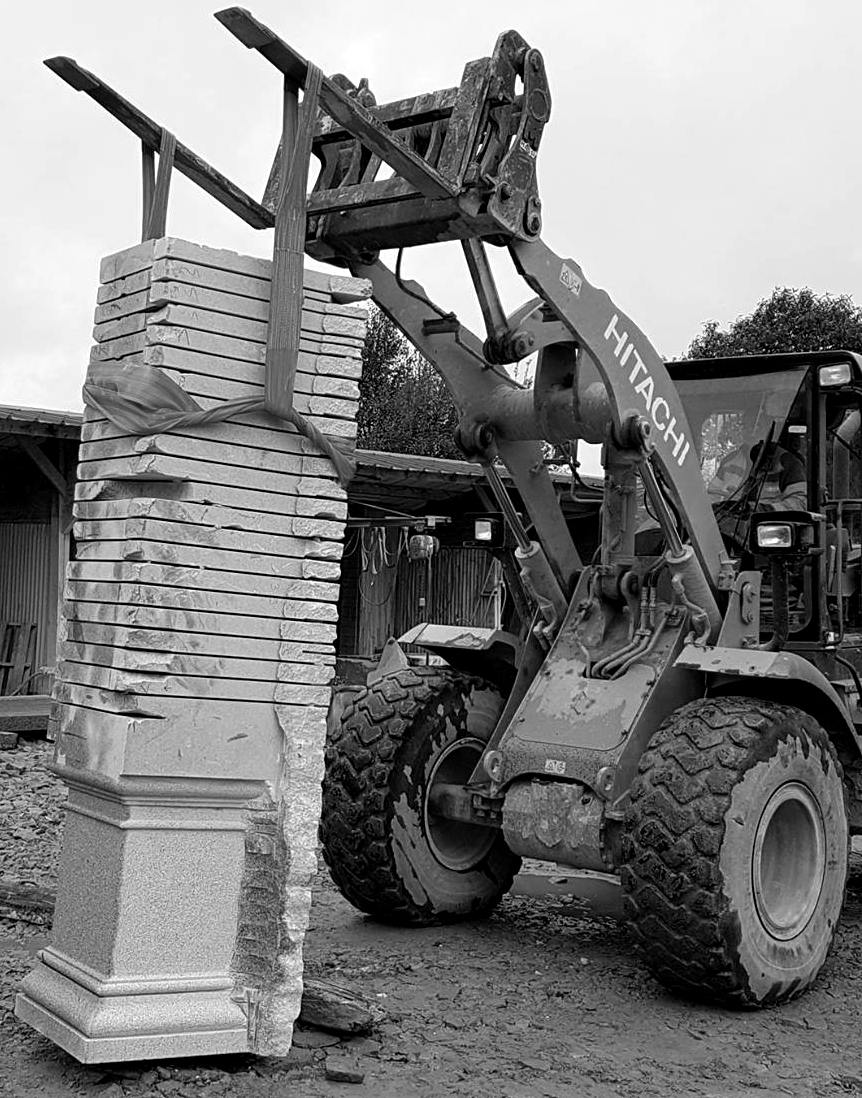Sculpture monolithe granit Breton Notre Dame des Granitiers Lucien Mazé